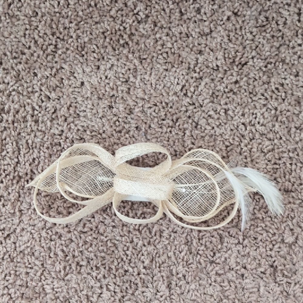 Elegant Cream Bow Hair Accessory